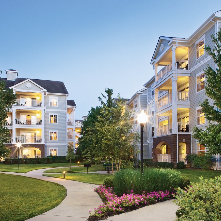 Beautiful, manicured grounds of Wyndham Nashville!